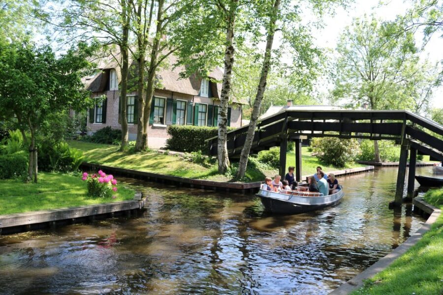 Giethoorn: 2 Hours 7 persons boat steeringwheel + cushions - Why steering your own electric sloop in Giethoorn feels different