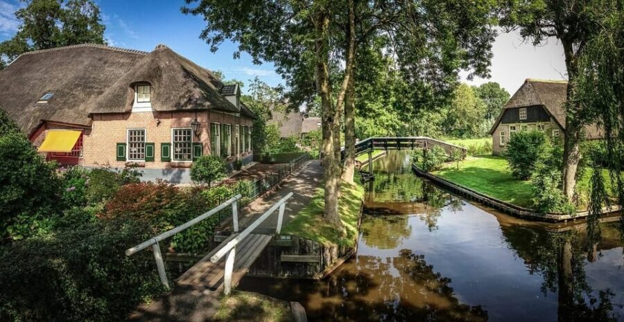 Giethoorn: 2 Hours 7 persons boat steeringwheel + cushions - Your boat setup: steering wheel, cushions, and a paper map