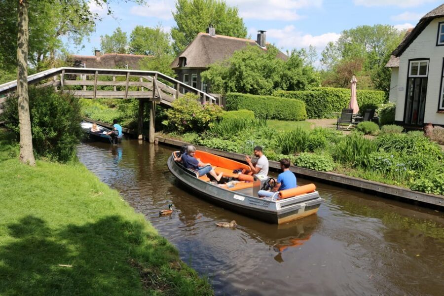 Giethoorn: 2 Hours 7 persons boat steeringwheel + cushions - Practical tips so your ride stays fun