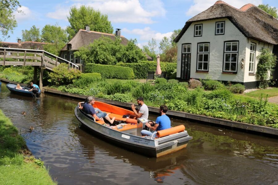Giethoorn: 2 Hours 7 persons boat steeringwheel + cushions - Meeting at Koppers Giethoorn: parking, pickup, and a smooth start
