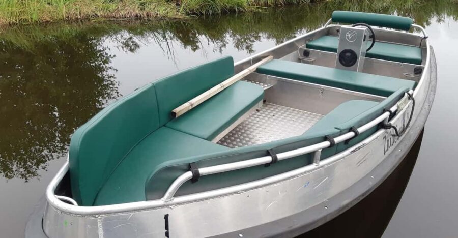 Giethoorn: 2 Hours 8 persons boat steeringwheel + cushions - Two Hours at the Helm in Giethoorn (And Why That Matters)