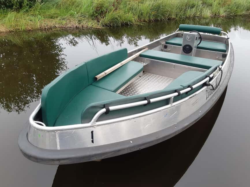 Giethoorn: 2 Hours 8 persons boat steeringwheel + cushions - Comfort at the Wheel: Steeringwheel, Cushions, and a Quick Start