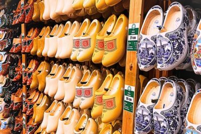 Giethoorn and Zaanse Schans Tour With Local Guide - Kooijman Souvenirs & Clogs: watching centuries-old wooden shoe work