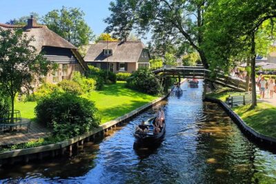 Giethoorn Day Tour from Amsterdam with Small Boat Ride - Giethoorn on foot: a car-free village you actually feel