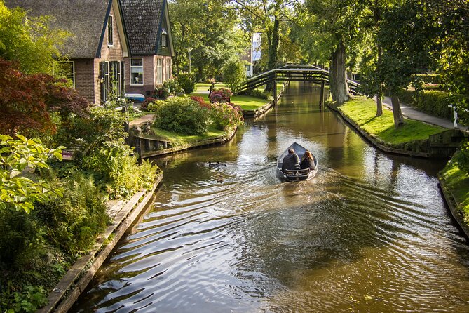 Giethoorn Day Trip from Amsterdam – Private Tour & Canal Boat - The 1-Hour Canal Boat Cruise with a Live Guide (Shared by Default)