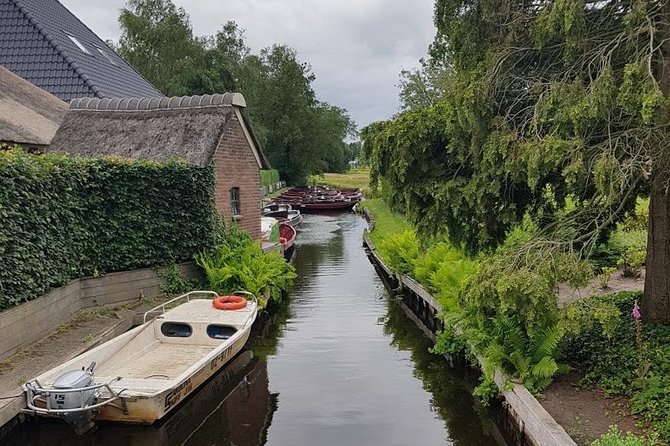 Giethoorn Day Trip from Amsterdam – Private Tour & Canal Boat - What the Guide Can Add (Like Council Offices and Royal Wedding Photos)