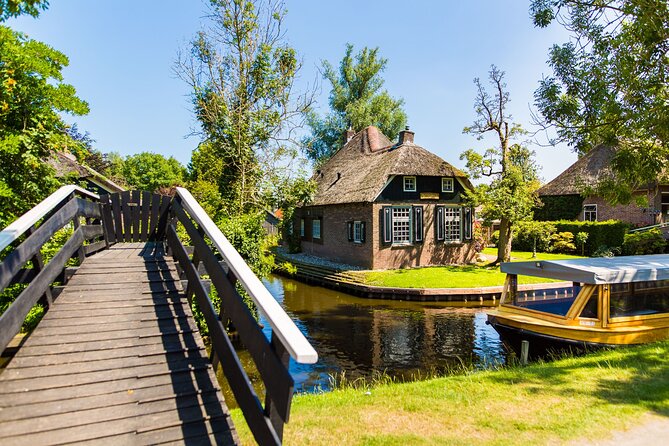 Giethoorn Day Trip from Amsterdam with Boat Trip - The 1-Hour Canal Boat Cruise: The Best Way to See Giethoorn