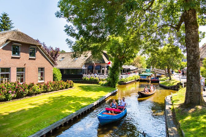 Giethoorn Day Trip from Amsterdam with Boat Trip - Guide Quality: What to Expect When Commentary Changes