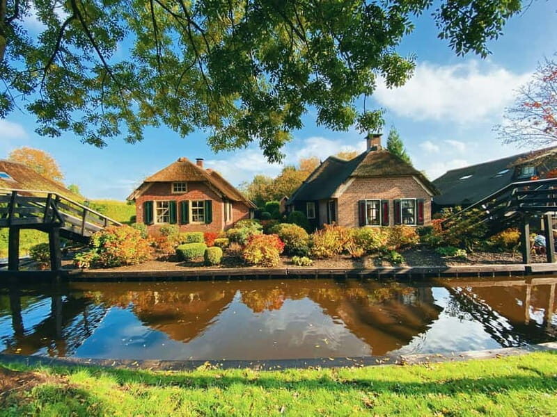 Giethoorn: Luxury Private Closed Boat Tour with captain - Key highlights you’ll care about