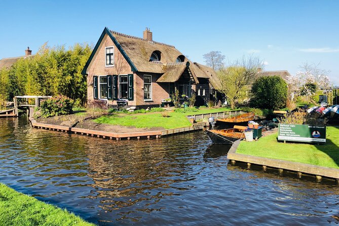 Giethoorn Private 1 or 2 Hour VIP Boat Tour - Stop two at Bovenwijde: calm water, stories, and what to watch for