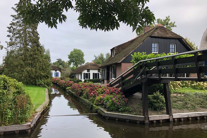 Giethoorn, Private Boat Tour & Exploring the North Netherlands - After the canal: walking Giethoorn for the details you miss from water