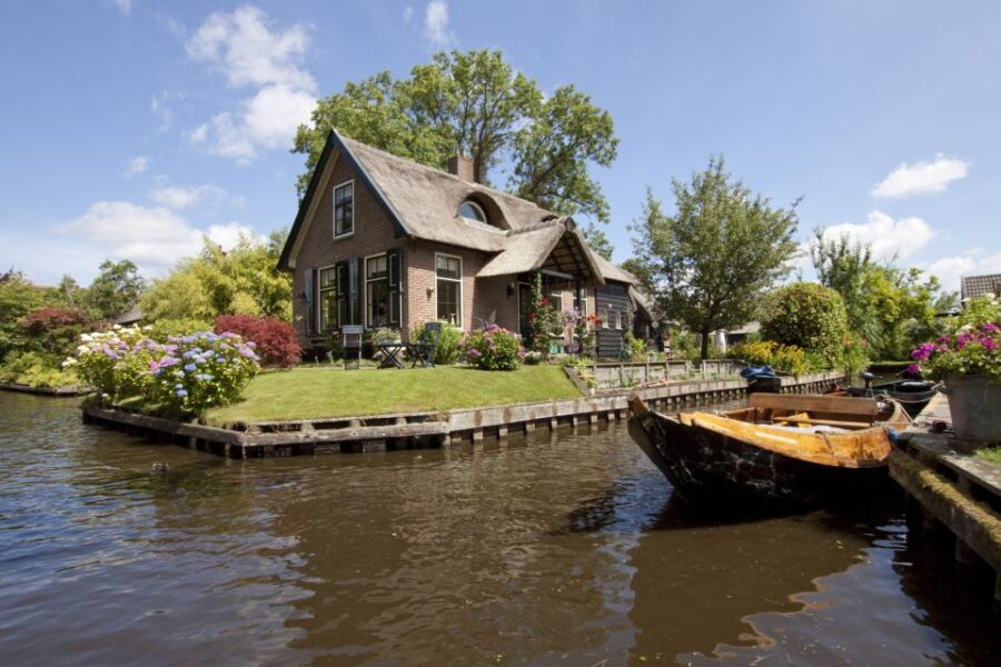 Giethoorn: Private Day Trip with Boat Tour from Amsterdam - Why Giethoorn Makes a Perfect Private Day Trip