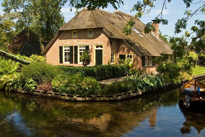Giethoorn Private Tour & Boat Trip - Your 5 hours in Giethoorn: walking paths, bridges, and treats