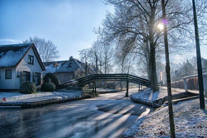 Giethoorn Private Tour Guide Giethoorn in luxury Jaguar S Type - Luxury Jaguar S Type Pickup: How the Day Starts Smooth
