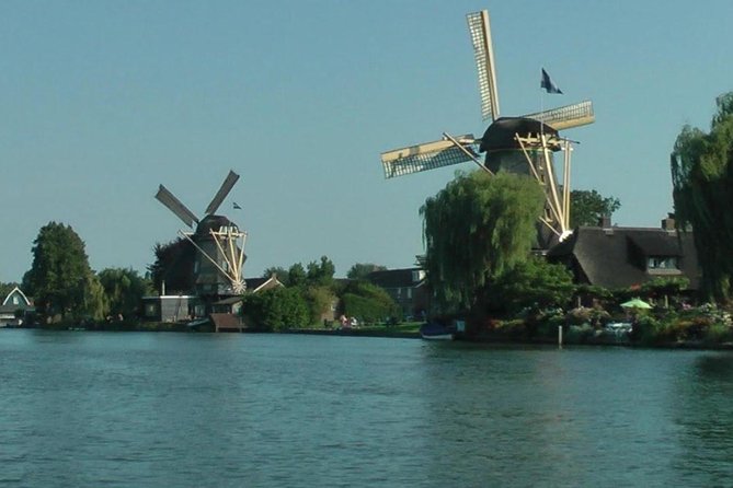 Giethoorn Private Tour Guide Giethoorn in luxury Jaguar S Type - Molen de Vriendschap: A Short Twin Windmill Photo Stop