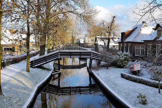 Giethoorn Private Tour Guide Giethoorn in luxury Jaguar S Type - Timing and Drive: What the 6–7 Hours Feels Like