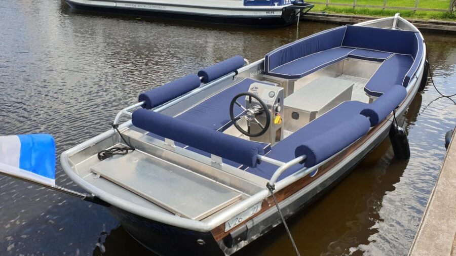 Giethoorn: Self-Drive Boat Rental for up to 12 People - Why Giethoorn by Self-Drive Boat Works Better Than You’d Think