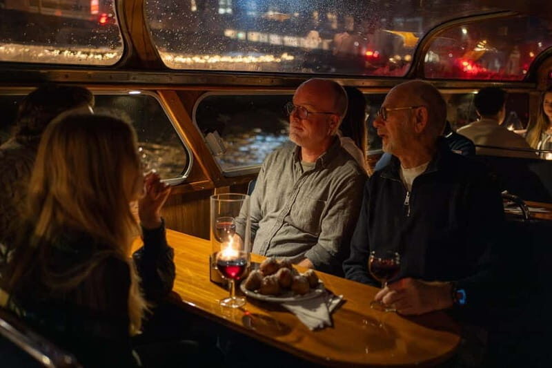 Groningen: Candlelight tour - A 1-hour candlelight cruise that fits real winter plans