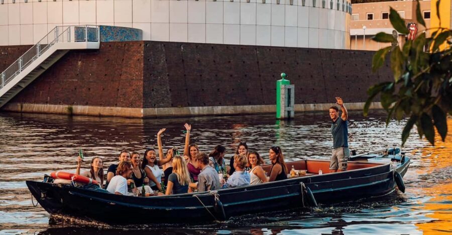 Groningen: City canal cruise (with unlimited drinks) - Onboard vibe: skippers, music, and how the time feels