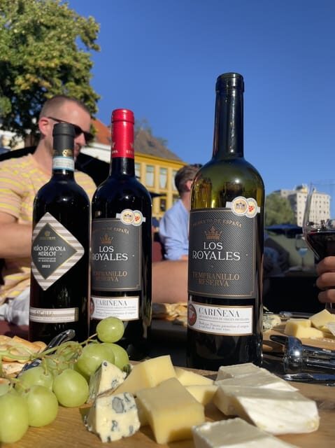 Groningen: Evening Cheese and Wine cruise - The included open bar: cheese platter, wine, and good timing