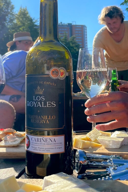 Groningen: Evening Cheese and Wine cruise - A small group means a better guide-to-you ratio