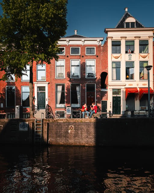 Groningen: Informative city canal cruise + drinks & cookies - The 1-hour canal cruise with stories: what the skipper covers