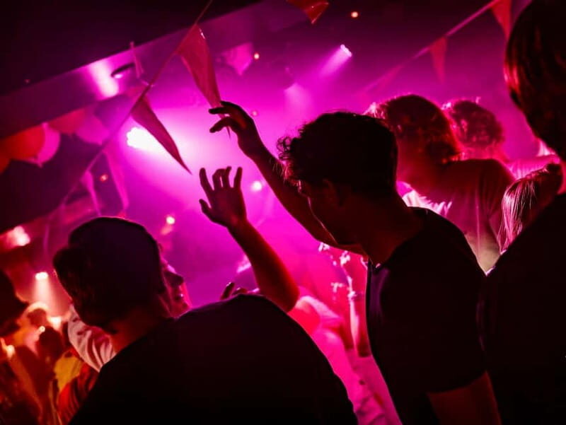 Groningen: Pub Crawl with Pub Quiz, Free Shots and Games - The Purple T-Shirt Start: Meeting Point, Timing, and Getting Found