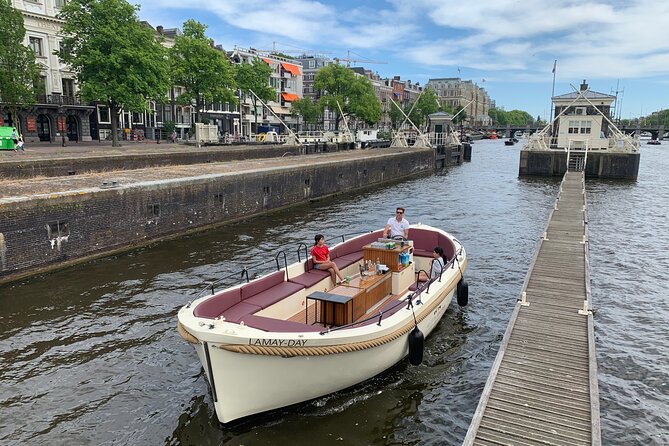 Guided Amsterdam Canal Cruise – Snacks & Drinks on board(1 Hour) - Where you start: Oudezijds Voorburgwal and the “many boats” reality