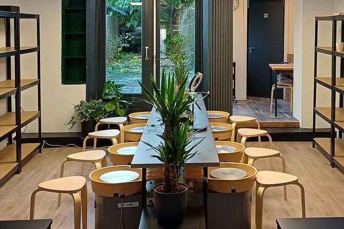 Guided Pottery Workshop on a Turntable in Choorstraat - A Turntable Workshop That Feels Like Real Ceramics