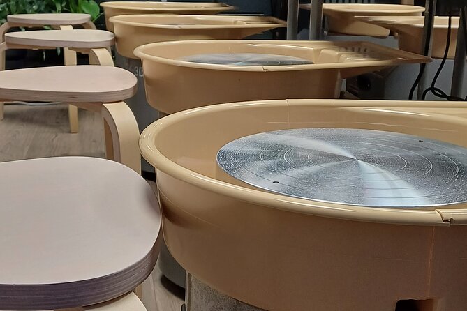 Guided Pottery Workshop on a Turntable in Choorstraat - Inside the 3.5 Hours: Clay, Turntable Work, and a Clear Plan