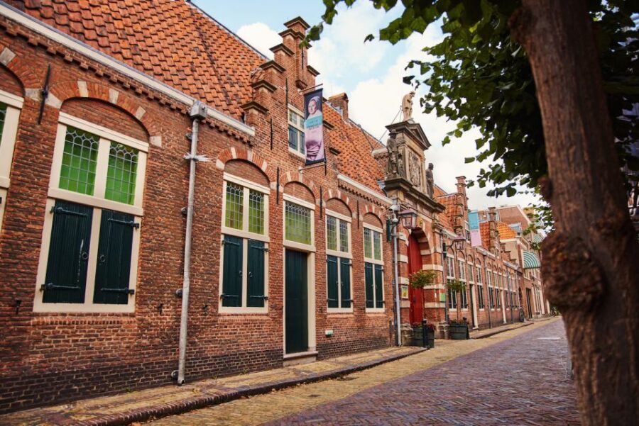 Haarlem: Frans Hals Museum Entrance Ticket with Audio Guide - Old masters meet Mondriaan: spotting the dialogue