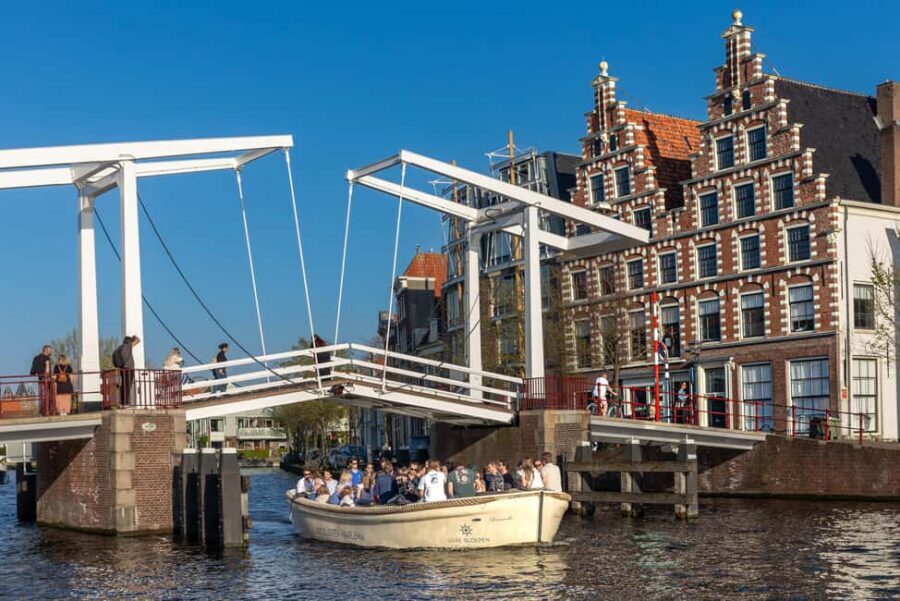 Haarlem: Unlimited Drinks City Cruise - Haarlem-Centrum canal cruise: low bridges and canal house angles