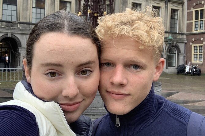Hague: The Heart of Old Town Exploration Game and Tour - Noordeinde Palace: royal workplace outside the museum box