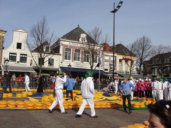 Half-Day Edam and Volendam Private Walking Tour from Amsterdam - Family smokehouse stop: where lunch ideas get specific