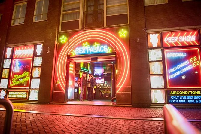 Half-Day Tour of Red Light District and Jordaan District with Private Guide in Amsterdam - Begijnhof and the old Jewish quarter: historic calm on foot