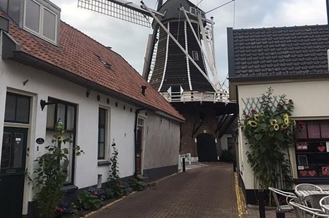 Hattem's Windmills, Bakeries and Ghosts: A Self-Guided Audio Tour - Stop-by-stop: windmills, gates, and the Anton Pieck museum connection