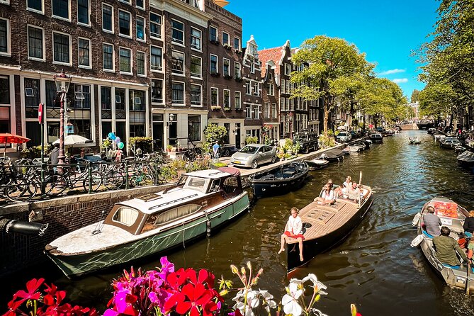 Humans of Amsterdam: Cultural Walking Tour incl. meeting 2 locals - Stop 5: Cafe Papeneiland and the gezellligheid apple pie moment