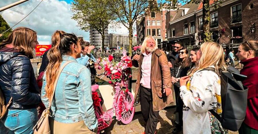 Humans of Amsterdam - Small group cultural walking tour - Small Group Size and the Interactive Guide Style