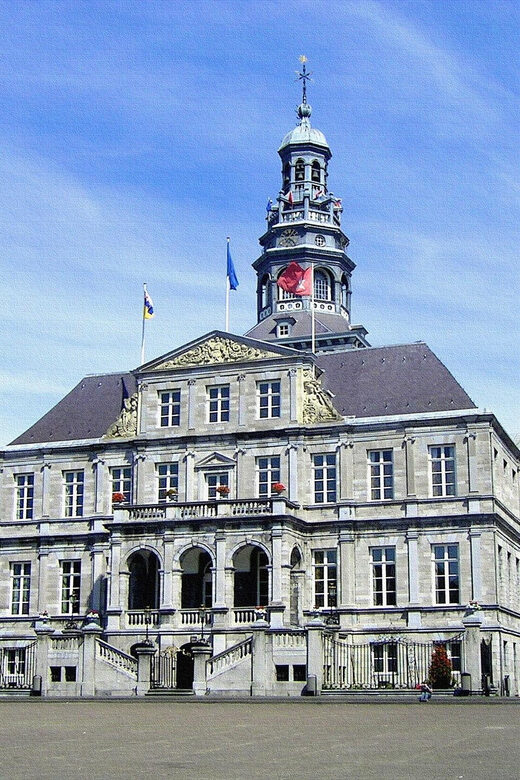 Maastricht: Day trip from Amsterdam with 3 country point - Maastricht walking time plus five hours of breathing room