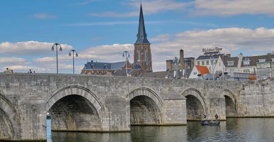 Maastricht: Day trip from Amsterdam with 3 country point - Three-country border point near Vaals: the quick stop with big payoff