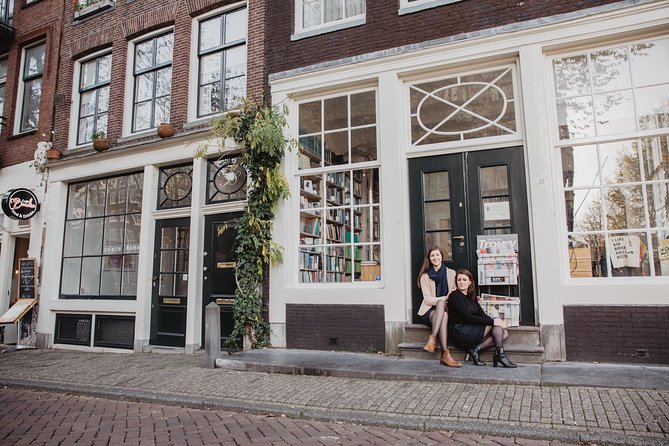 Memories for life - Photo shoots in Amsterdam with a professional photographer - Rainy Amsterdam reality: umbrellas and indoor backups