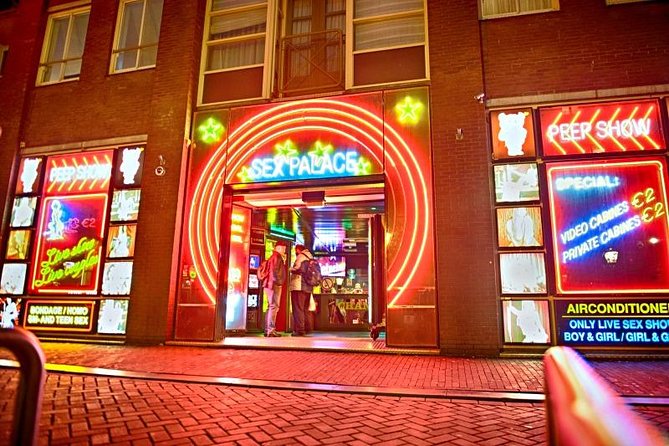 MUST DO: Amsterdam's Red Light District tour with a local - Why the Red Light District works best as a night walk