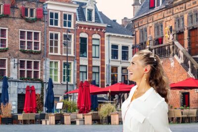 Nijmegen: City Walk with Audio Guide in 7 Languages on your Phone - Getting set up at Grote Markt: GPS, headphones, and phone battery
