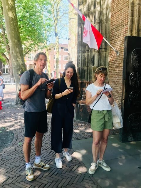 Outside Escape Amsterdam with your friend(s) and have fun! - Museum time or café break: using your phone without ruining the plan