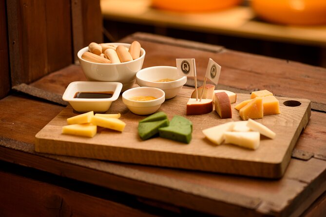 Premium Cheese Tasting with Wine and Beer Pairing - What you taste: 10 Gouda pieces with dips and mustard