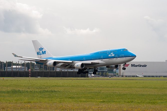 Private Amsterdam Departure Transfer to AMS Schiphol Airport - The Mercedes ride: comfort, Wi‑Fi, and real luggage limits