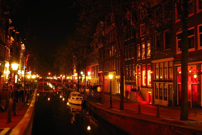 Private Amsterdam Red Light District tour with food tastings - A Red Light District tour that actually teaches you the city