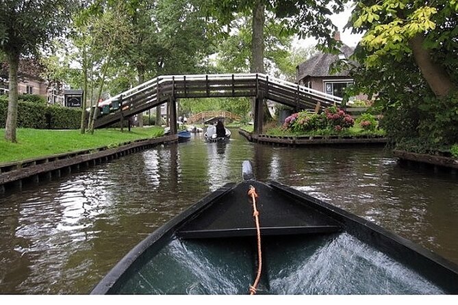 Private custom tour from Amsterdam to Giethoorn - Stop 1: Zaanse Schans Windmills and Clogs in a Nutshell