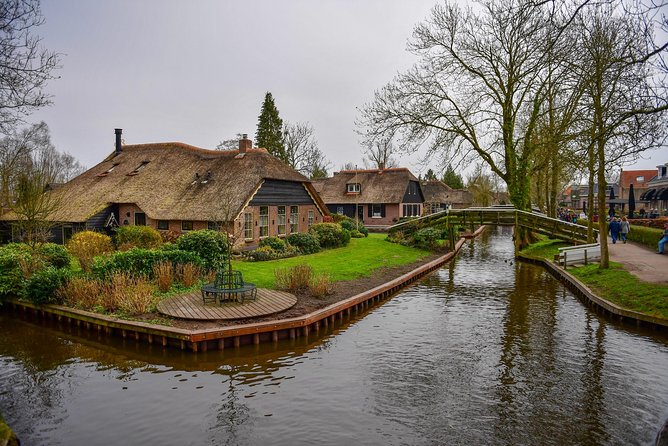 Private Daytrip Giethoorn and Windmills of Zaanse Schans from Amsterdam - Giethoorn: canals, thatched roofs, and a boat ride you actually feel