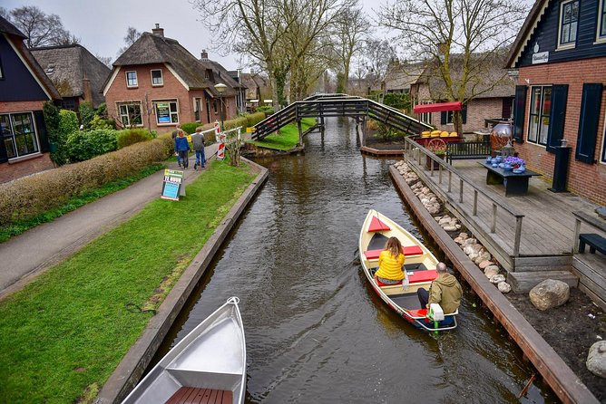 Private Daytrip Giethoorn and Windmills of Zaanse Schans from Amsterdam - When rain hits: the trip stays workable